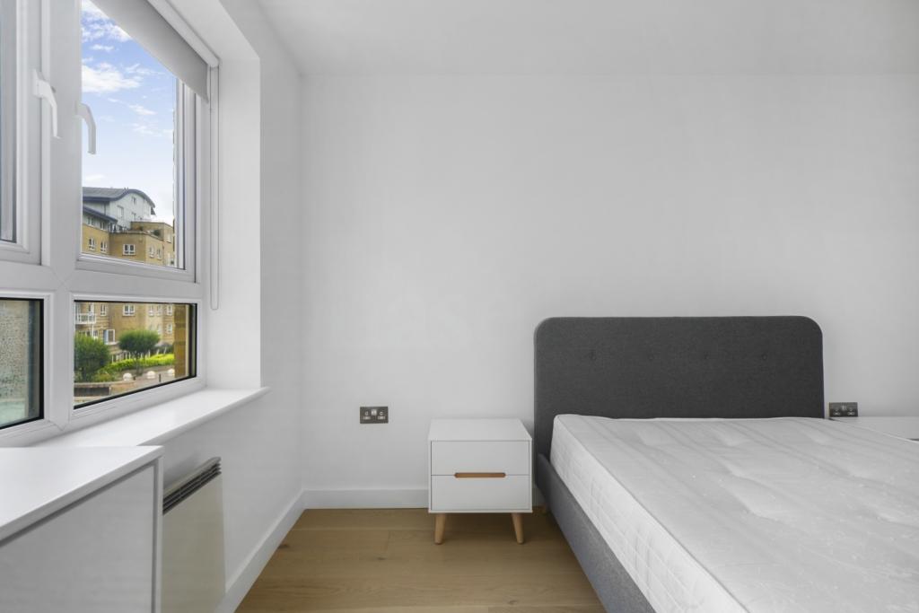 St Davids Square, Isle of Dogs, London, E14 – Riverside One Bedroom Apartment