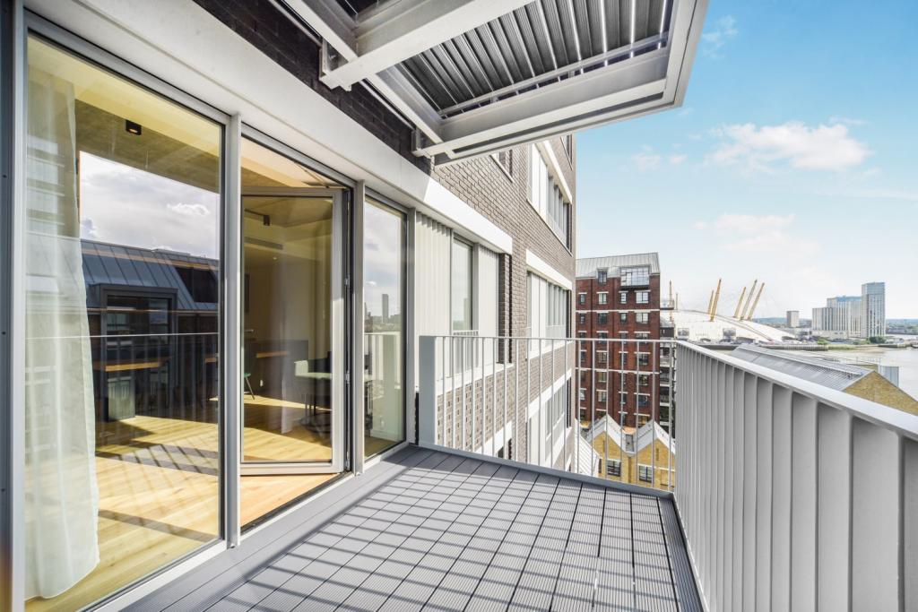Luxury Two Bedroom, Two Bathroom Apartment with Balcony – Goodluck Hope Walk, Orchard Place, Poplar