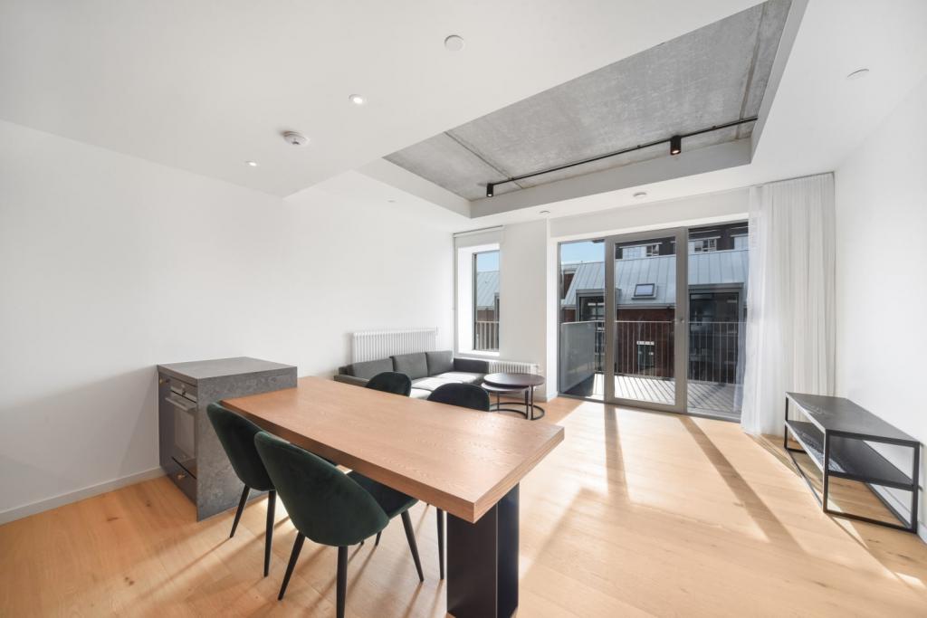 Luxury Two Bedroom, Two Bathroom Apartment with Balcony – Goodluck Hope Walk, Orchard Place, Poplar