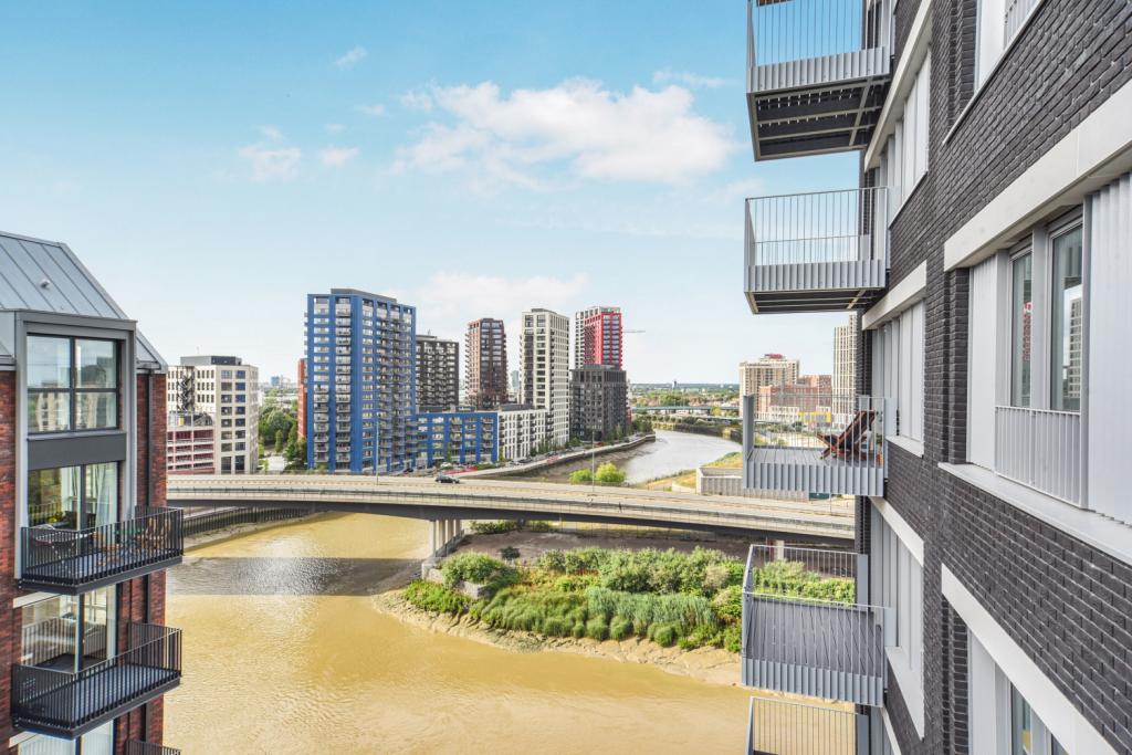 Luxury Two Bedroom, Two Bathroom Apartment with Balcony – Goodluck Hope Walk, Orchard Place, Poplar