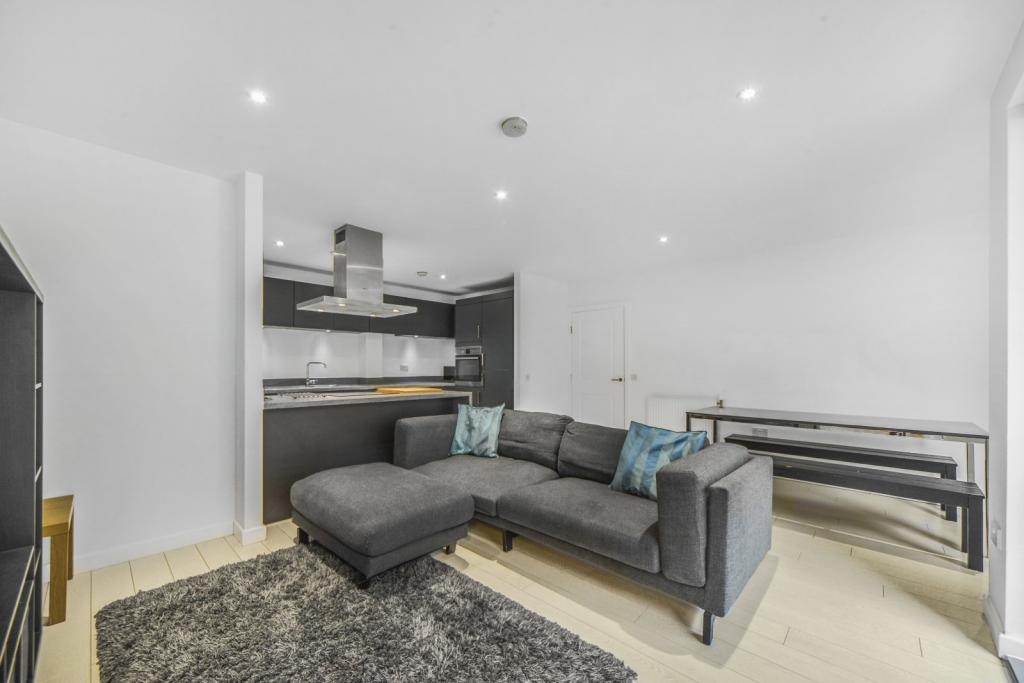 Modern Two-Bedroom, Two-Bathroom Apartment – Lindfield Street, Poplar, London E14