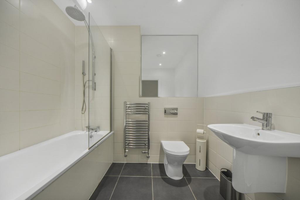 Modern Two-Bedroom, Two-Bathroom Apartment – Lindfield Street, Poplar, London E14