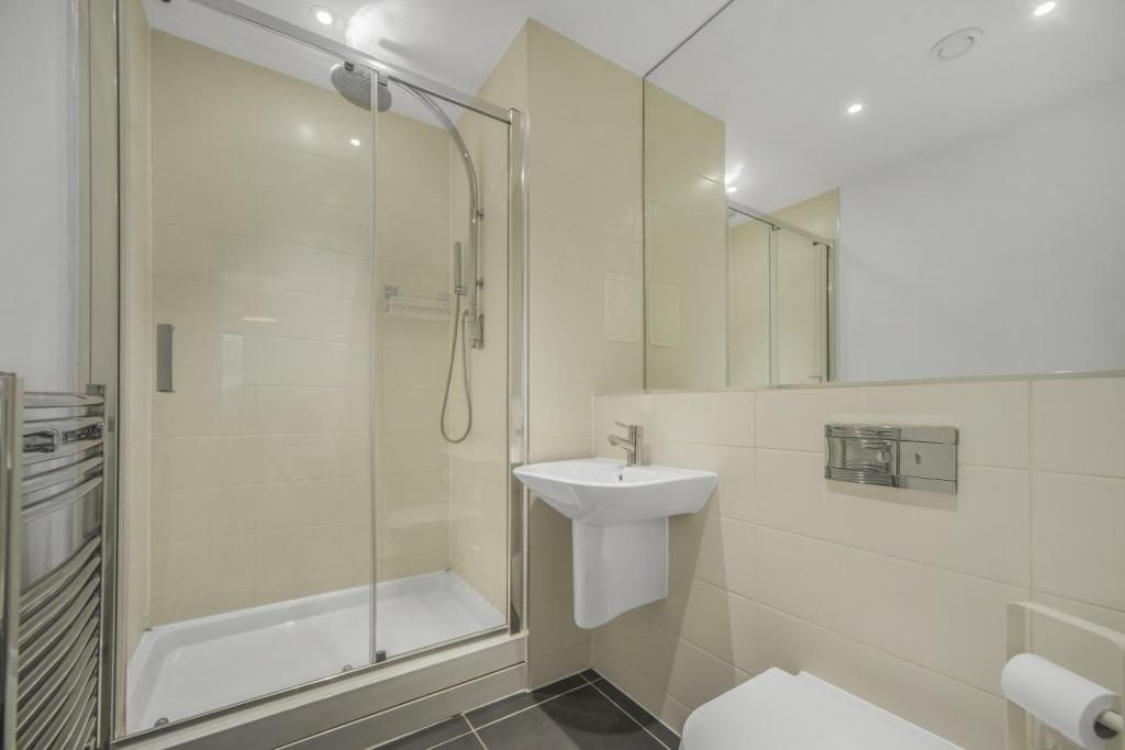 Modern Two-Bedroom, Two-Bathroom Apartment – Lindfield Street, Poplar, London E14