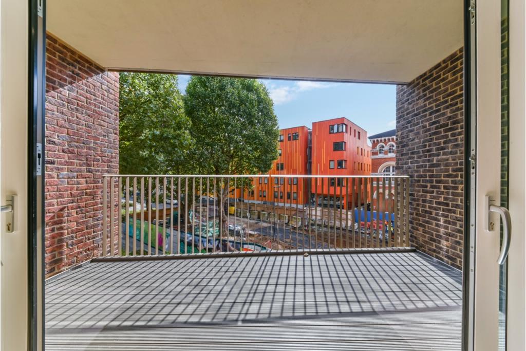 Modern One-Bedroom Apartment with Private Balcony in Manhattan Plaza – £2,318pcm
