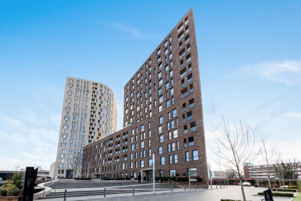 Modern One-Bedroom Apartment with Private Balcony in Manhattan Plaza – £2,318pcm