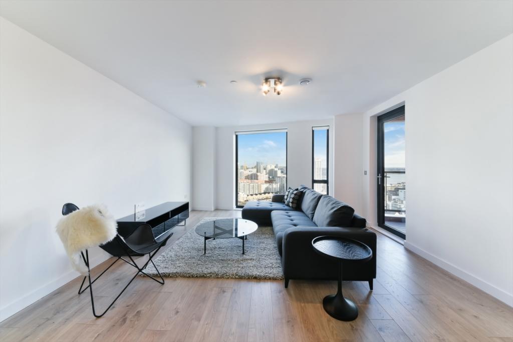 Modern One-Bedroom Apartment with Private Balcony in Manhattan Plaza – £2,318pcm