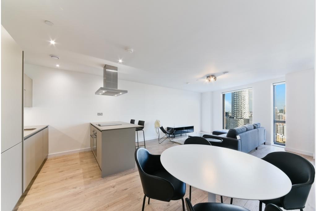 Modern One-Bedroom Apartment with Private Balcony in Manhattan Plaza – £2,318pcm