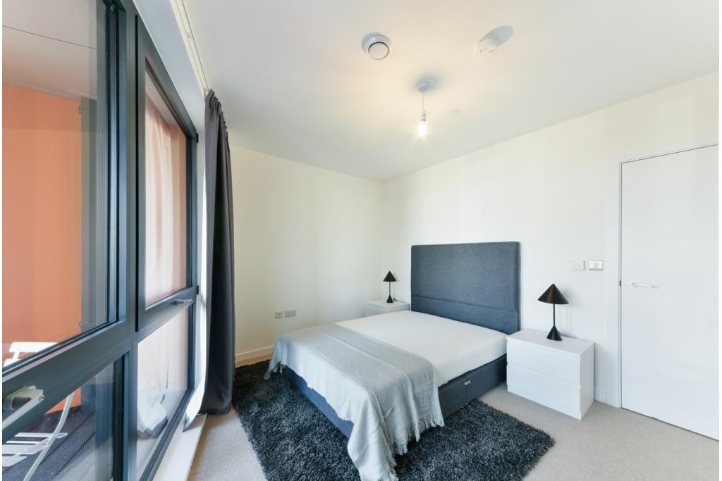 Modern One-Bedroom Apartment with Private Balcony in Manhattan Plaza – £2,318pcm