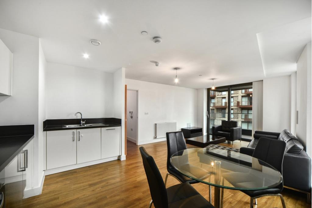 Spacious Two-Bedroom Apartment with Balcony in Waterside Park, Royal Docks