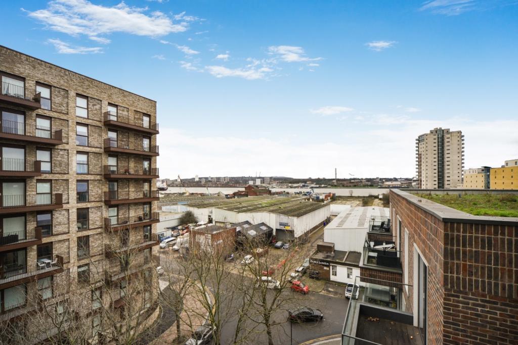 Spacious Two-Bedroom Apartment with Balcony in Waterside Park, Royal Docks