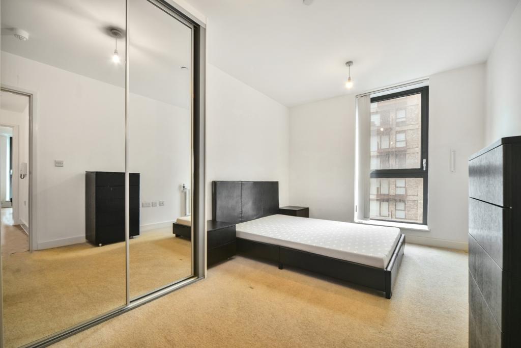 Spacious Two-Bedroom Apartment with Balcony in Waterside Park, Royal Docks