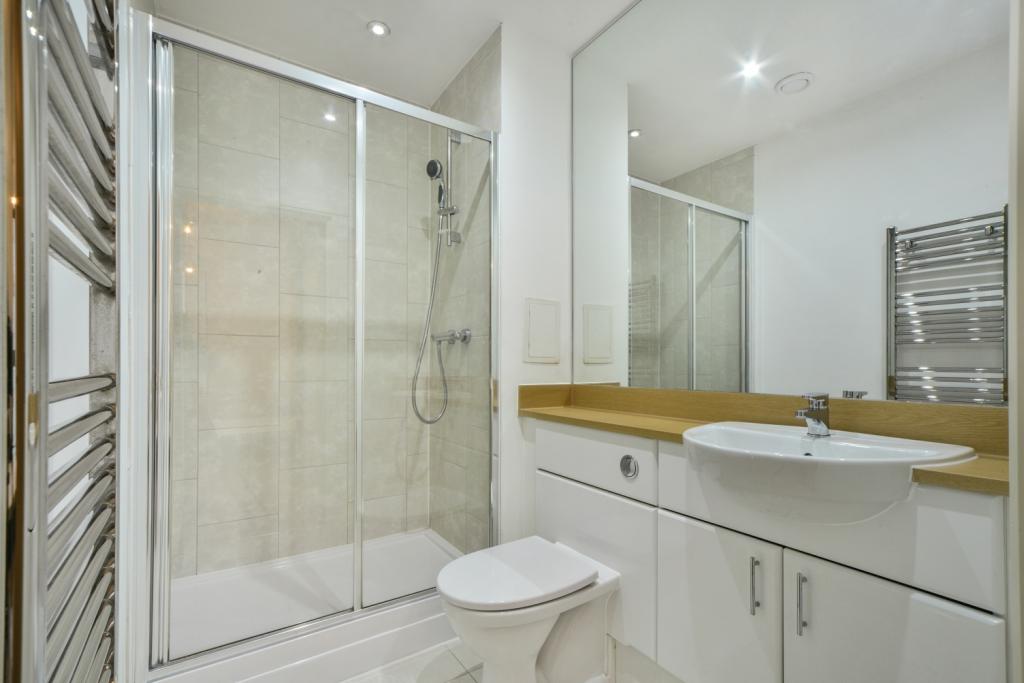Spacious Two-Bedroom Apartment with Balcony in Waterside Park, Royal Docks