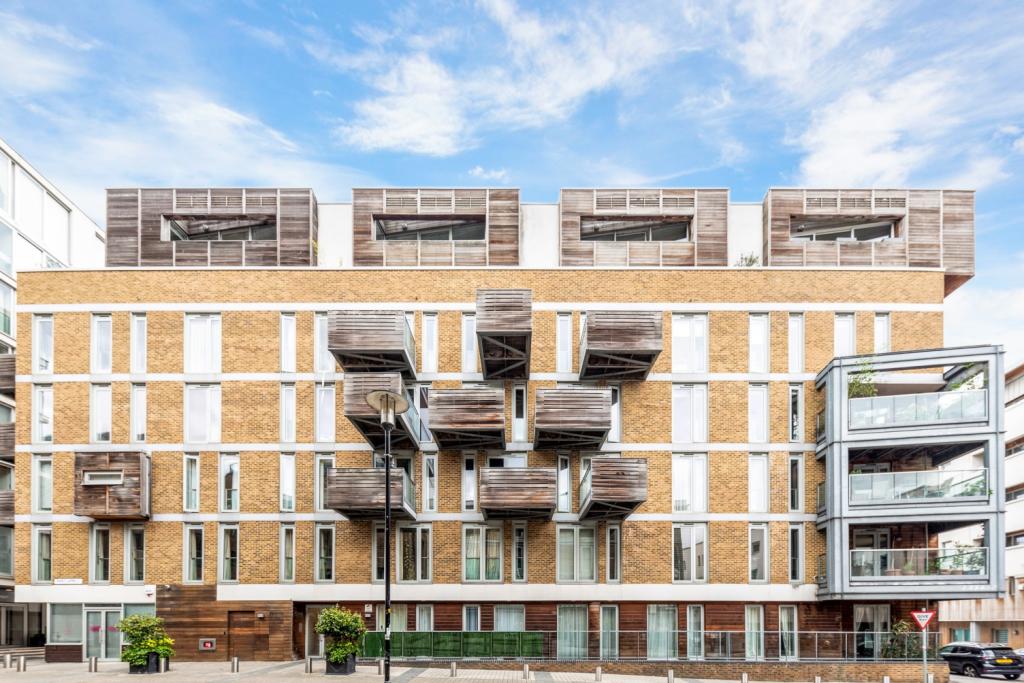 One Bedroom Apartment with Private Balcony – £2,296pcm – Tower Bridge, London SE16