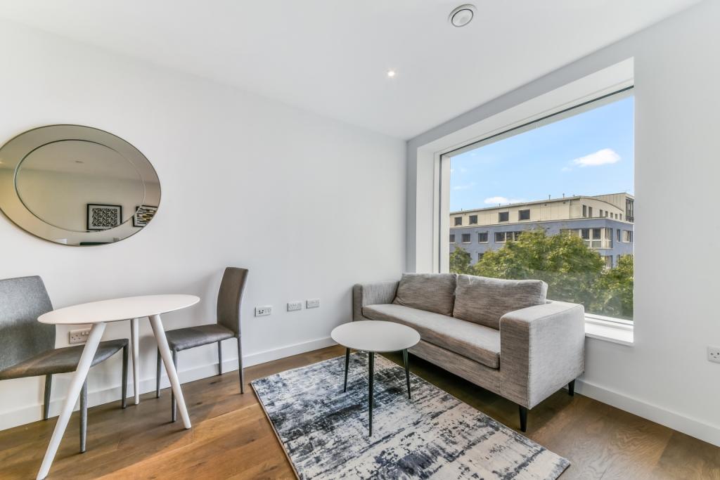 Luxury Studio Apartment with Private Balcony – £2,318pcm –Elephant & Castle,