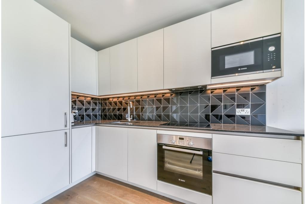 Luxury Studio Apartment with Private Balcony – £2,318pcm –Elephant & Castle,