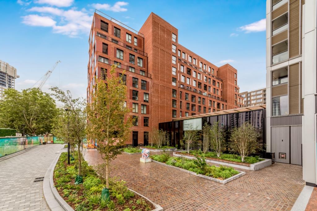 Luxury Studio Apartment with Private Balcony – £2,318pcm –Elephant & Castle,