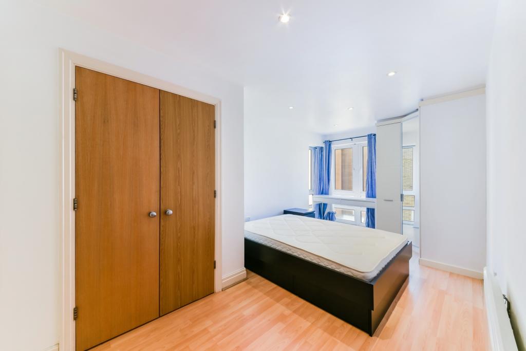 Three-Bedroom Riverside Apartment in St. Davids Square, Isle of Dogs, London E14