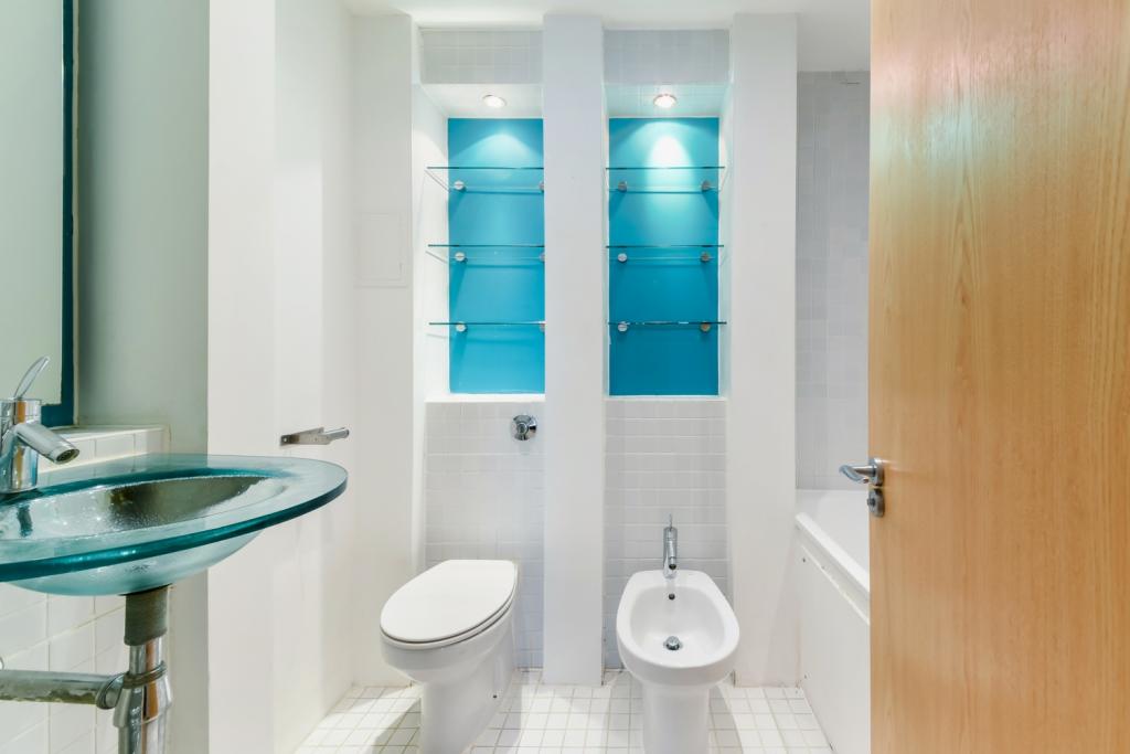 Three-Bedroom Riverside Apartment in St. Davids Square, Isle of Dogs, London E14