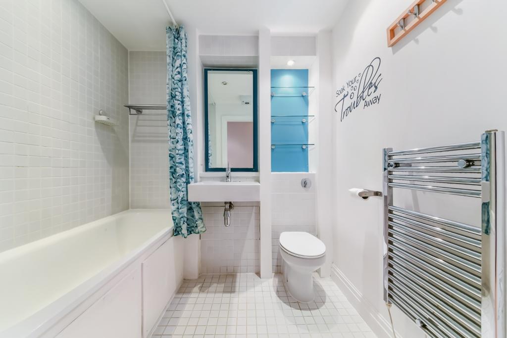 Three-Bedroom Riverside Apartment in St. Davids Square, Isle of Dogs, London E14