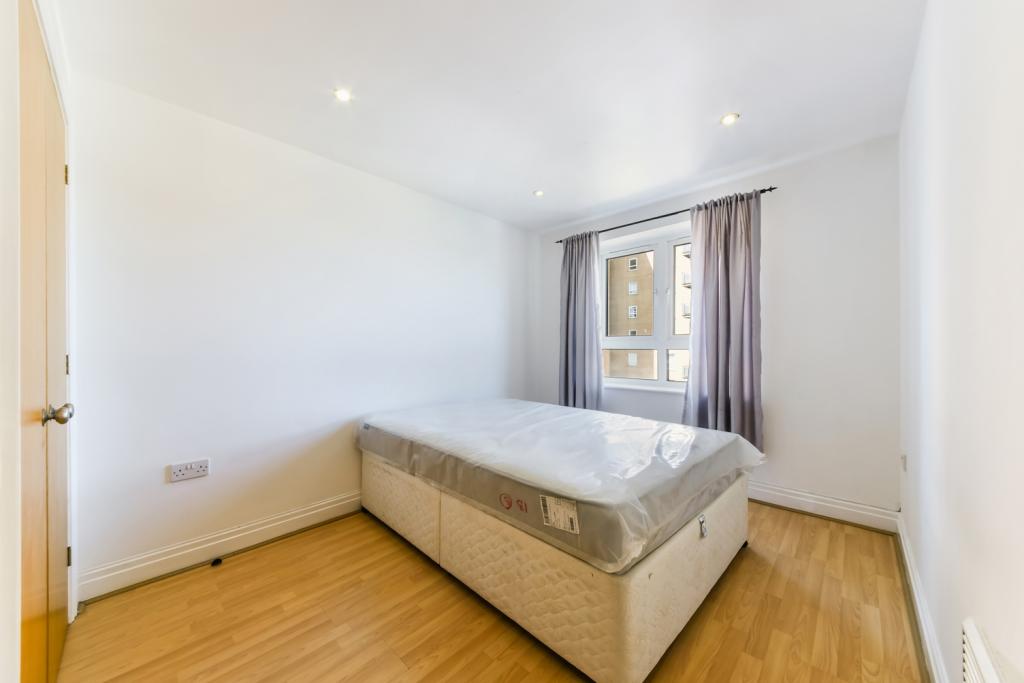 Three-Bedroom Riverside Apartment in St. Davids Square, Isle of Dogs, London E14