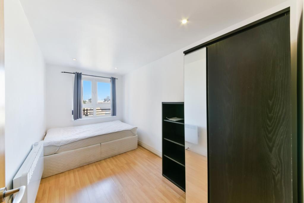 Three-Bedroom Riverside Apartment in St. Davids Square, Isle of Dogs, London E14