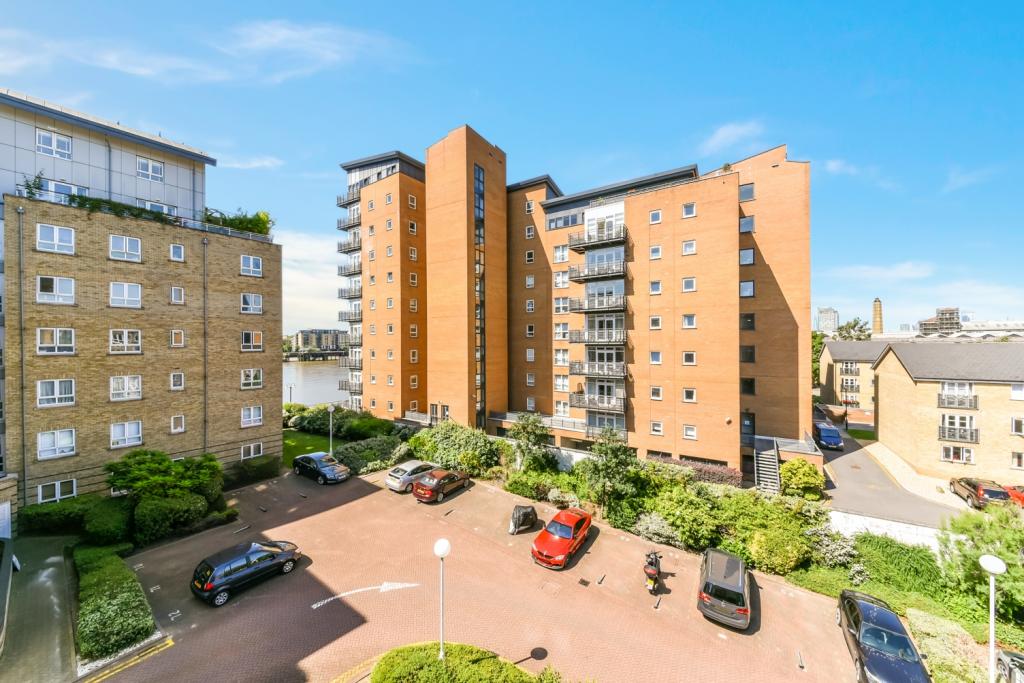 Three-Bedroom Riverside Apartment in St. Davids Square, Isle of Dogs, London E14