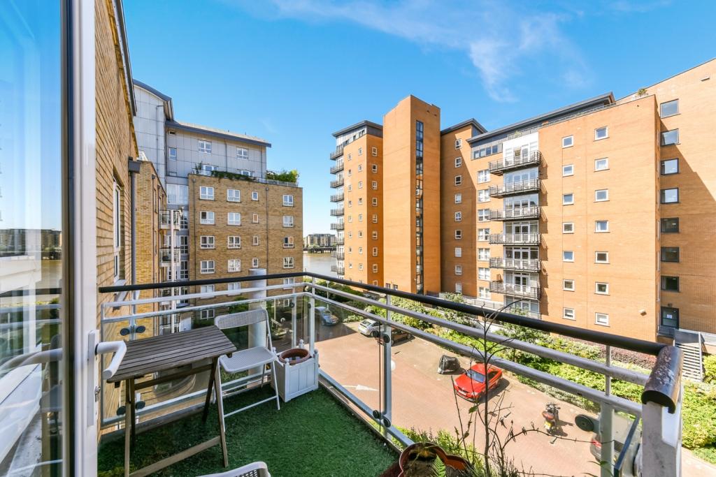 Three-Bedroom Riverside Apartment in St. Davids Square, Isle of Dogs, London E14