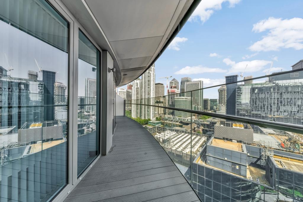 Luxury One Bedroom Apartment – 547 sq ft – £2,600pcm – Crossharbour Plaza, London E14