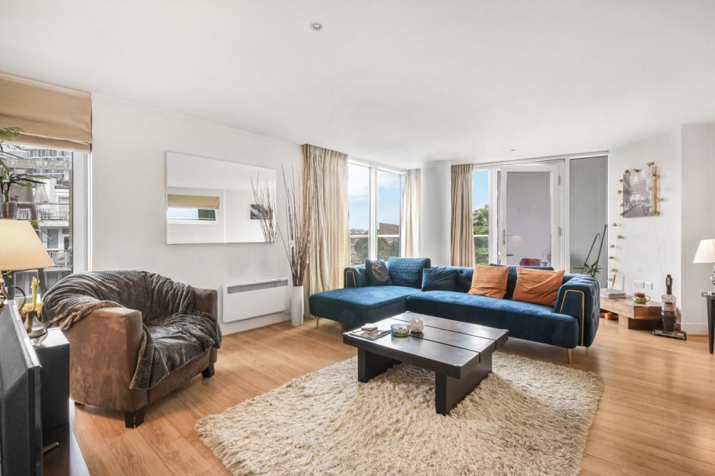 Spacious Two-Bedroom Apartment with Dual-Aspect Views – Empire Square, Southwark