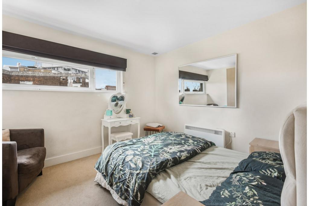 Spacious Two-Bedroom Apartment with Dual-Aspect Views – Empire Square, Southwark