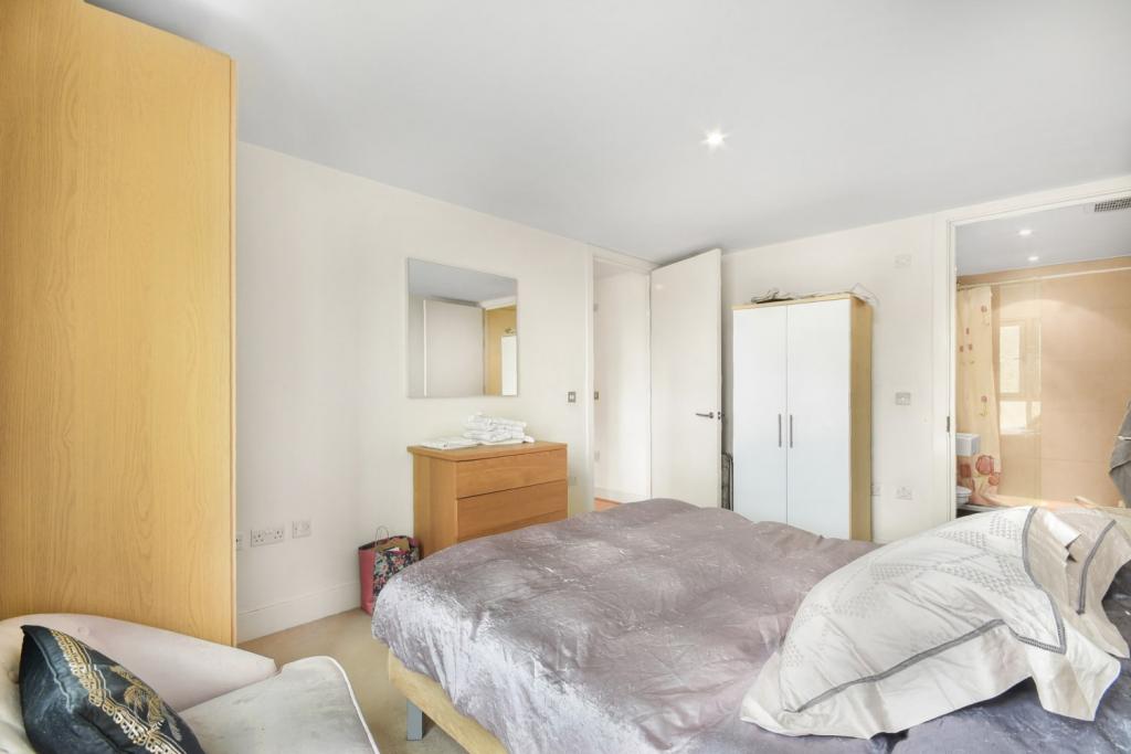 Spacious Two-Bedroom Apartment with Dual-Aspect Views – Empire Square, Southwark