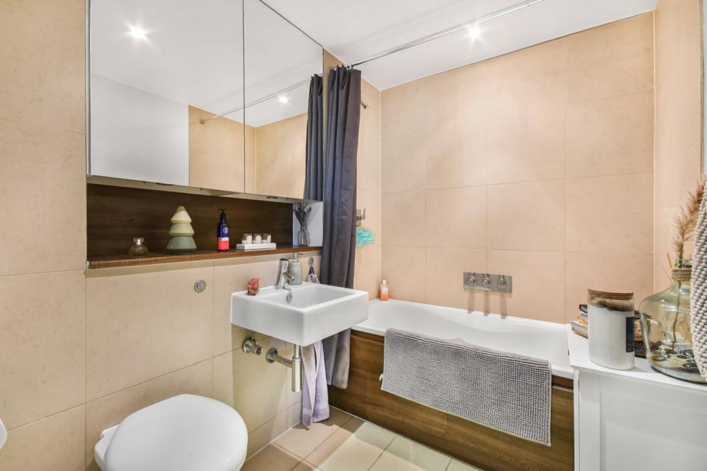 Spacious Two-Bedroom Apartment with Dual-Aspect Views – Empire Square, Southwark