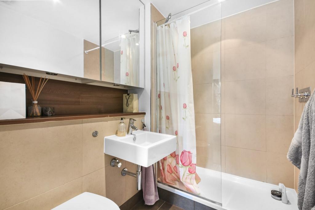 Spacious Two-Bedroom Apartment with Dual-Aspect Views – Empire Square, Southwark