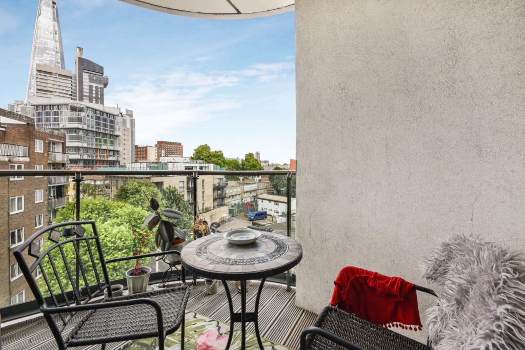 Spacious Two-Bedroom Apartment with Dual-Aspect Views – Empire Square, Southwark