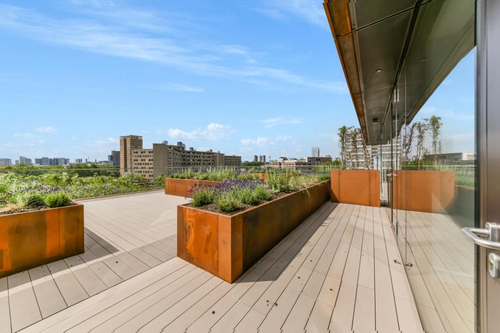 Modern One Bedroom Apartment with Private Terrace in Hoxton, London E2 – £2,968pcm