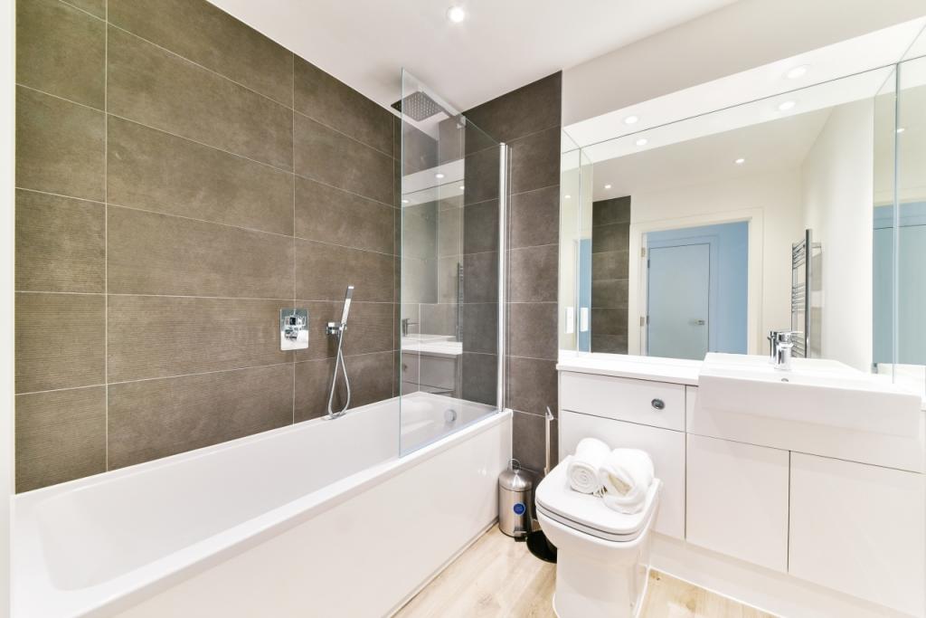 Modern Two-Bedroom, Two-Bathroom Apartment with Balcony in London Square Staines – £1,993pcm