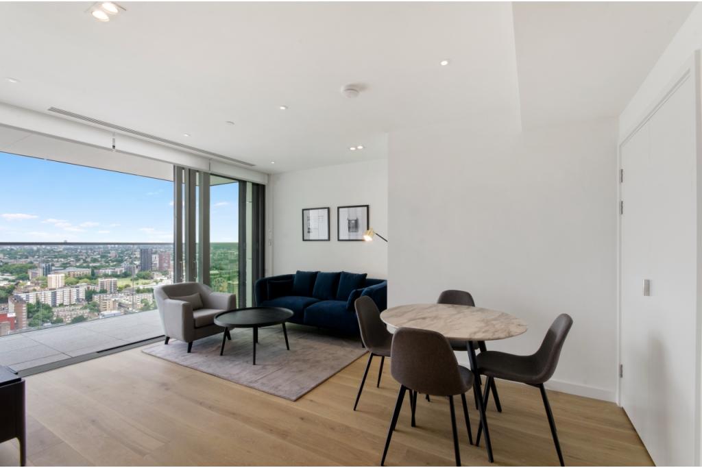 Luxury Two Bedroom Apartment with Balcony – £4,311pcm – City Road, Hoxton, London