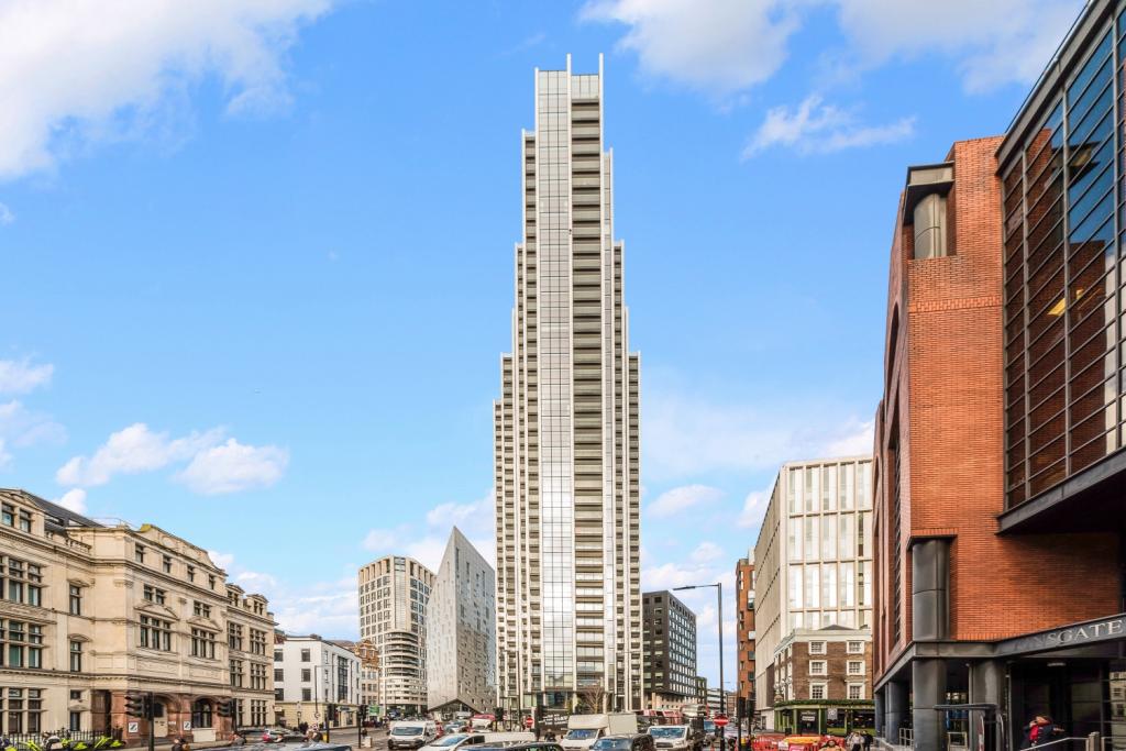Luxury Two Bedroom Apartment with Balcony – £4,311pcm – City Road, Hoxton, London