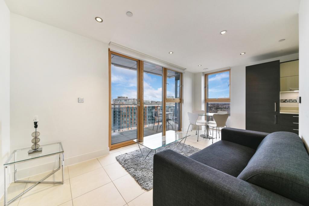 Spacious One-Bedroom Apartment with Private Balcony – Streamlight Tower, Canary Wharf