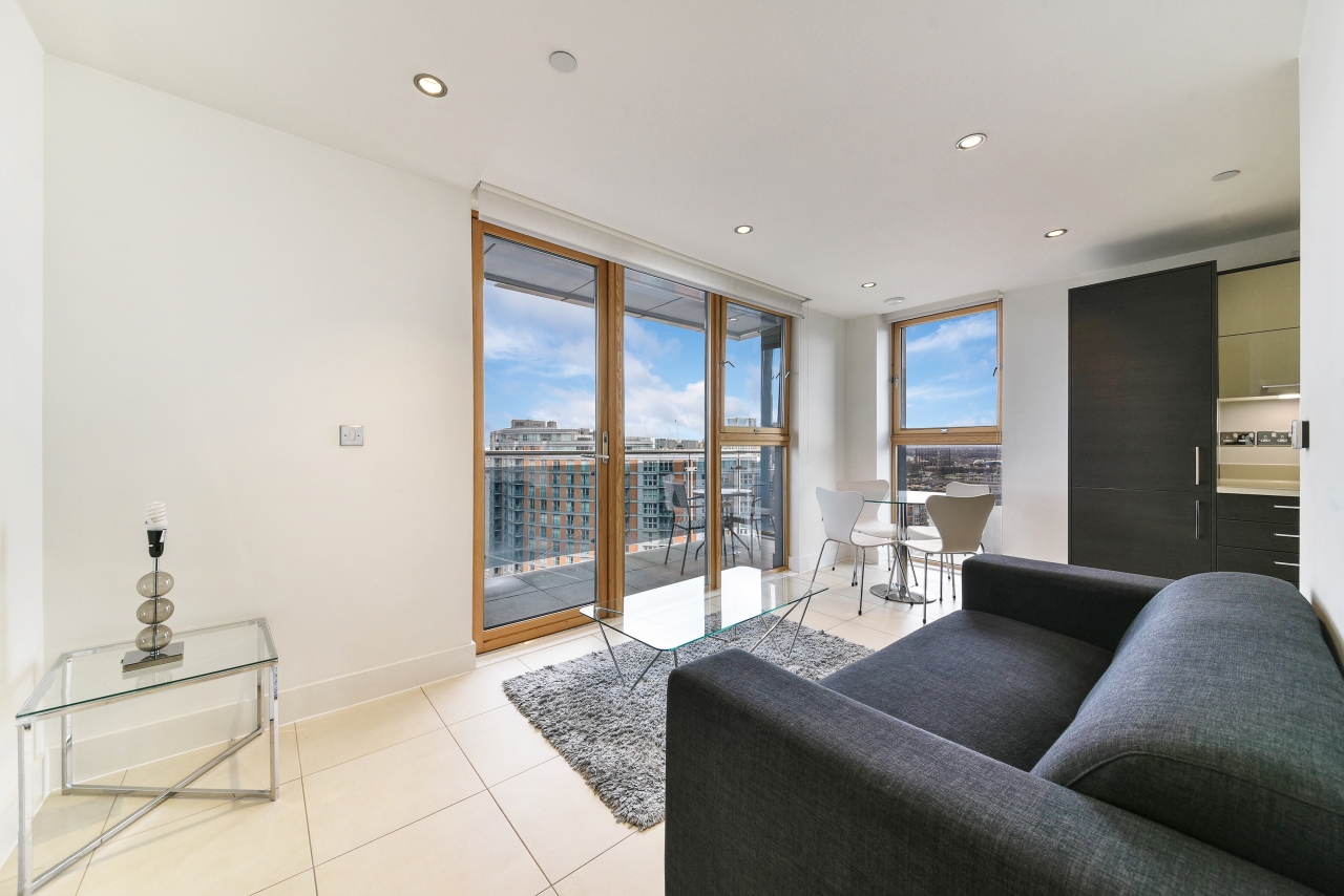 Spacious One-Bedroom Apartment with Private Balcony – Streamlight Tower, Canary Wharf