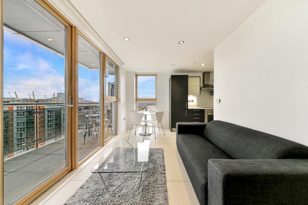 Spacious One-Bedroom Apartment with Private Balcony – Streamlight Tower, Canary Wharf
