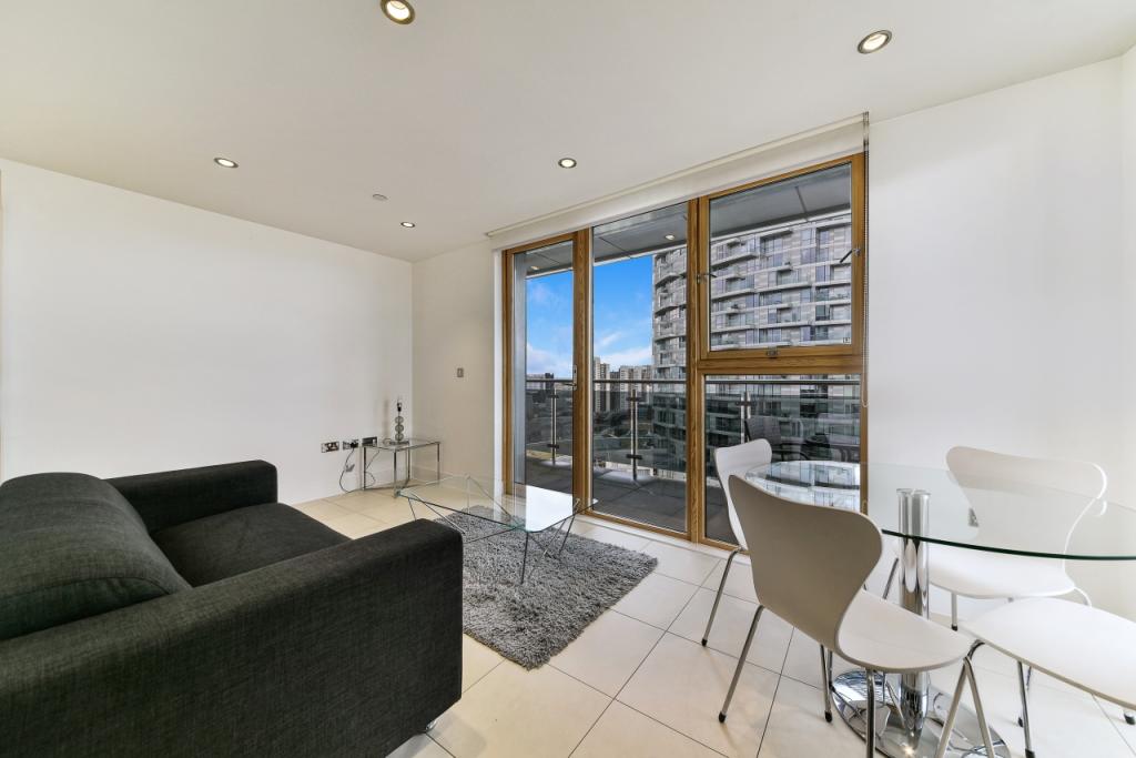 Spacious One-Bedroom Apartment with Private Balcony – Streamlight Tower, Canary Wharf