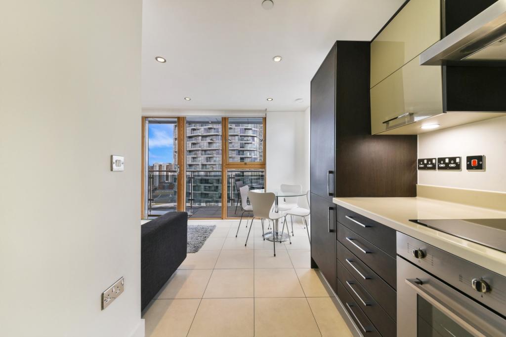 Spacious One-Bedroom Apartment with Private Balcony – Streamlight Tower, Canary Wharf