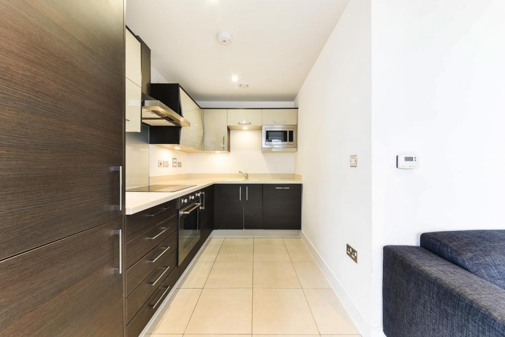 Spacious One-Bedroom Apartment with Private Balcony – Streamlight Tower, Canary Wharf