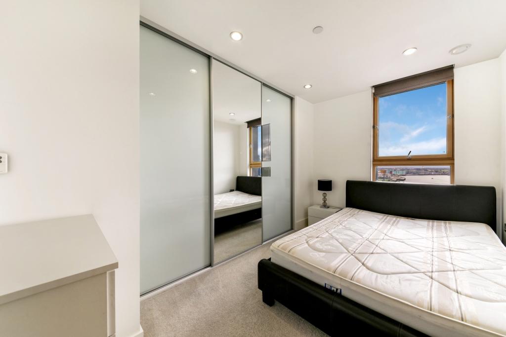 Spacious One-Bedroom Apartment with Private Balcony – Streamlight Tower, Canary Wharf
