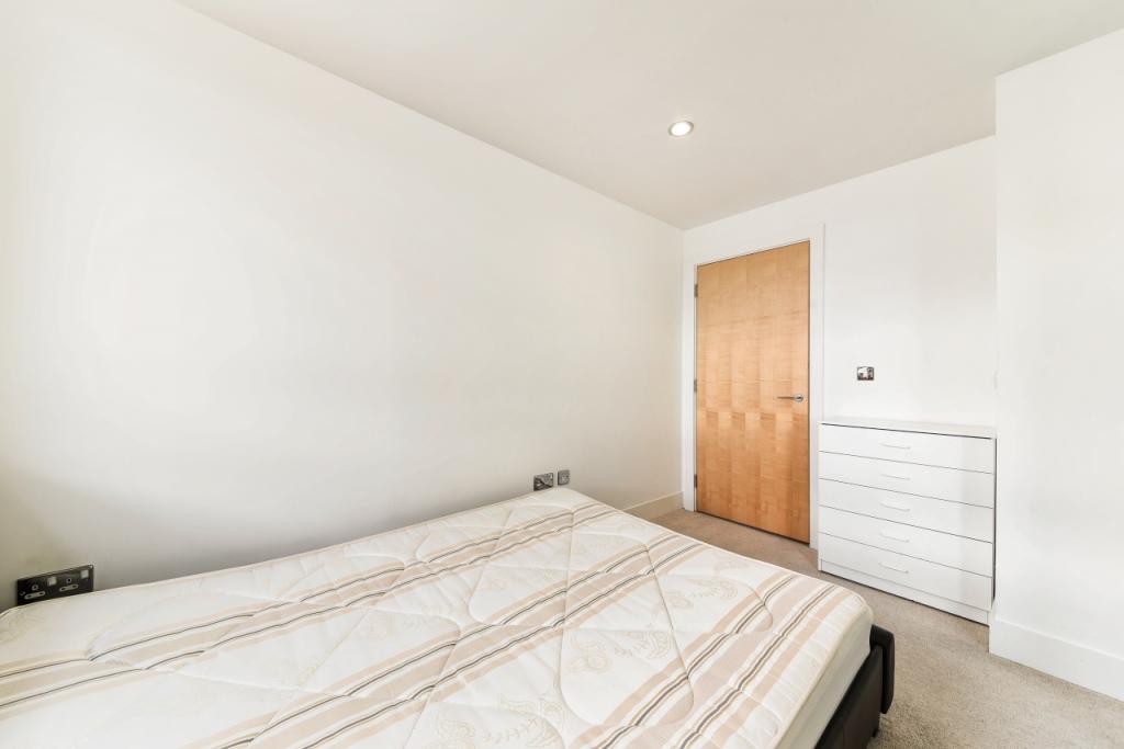 Spacious One-Bedroom Apartment with Private Balcony – Streamlight Tower, Canary Wharf