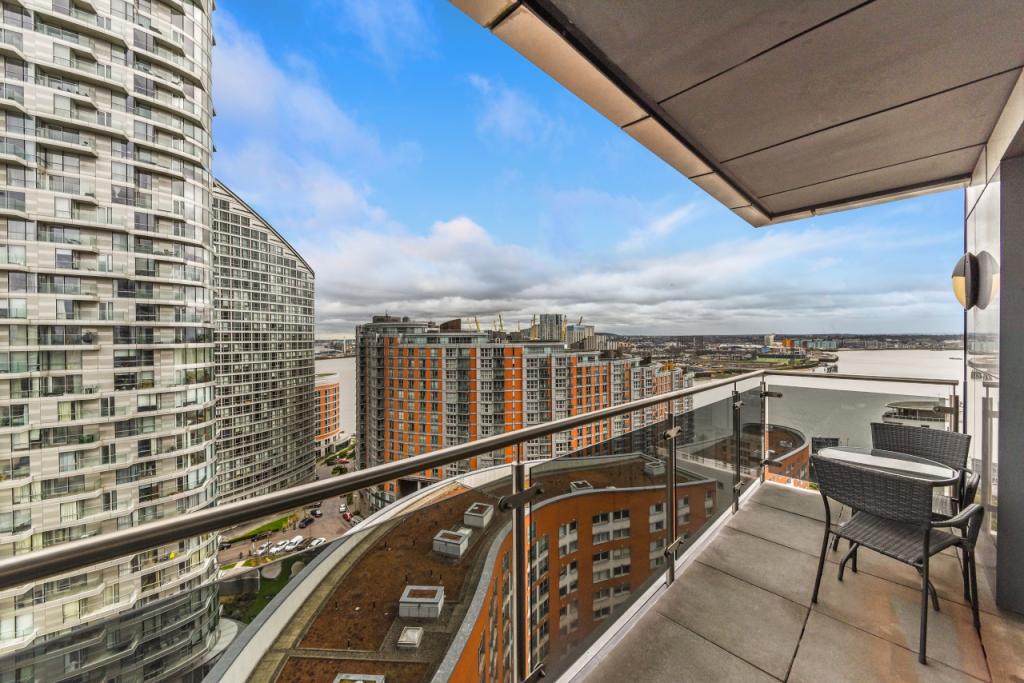 Spacious One-Bedroom Apartment with Private Balcony – Streamlight Tower, Canary Wharf