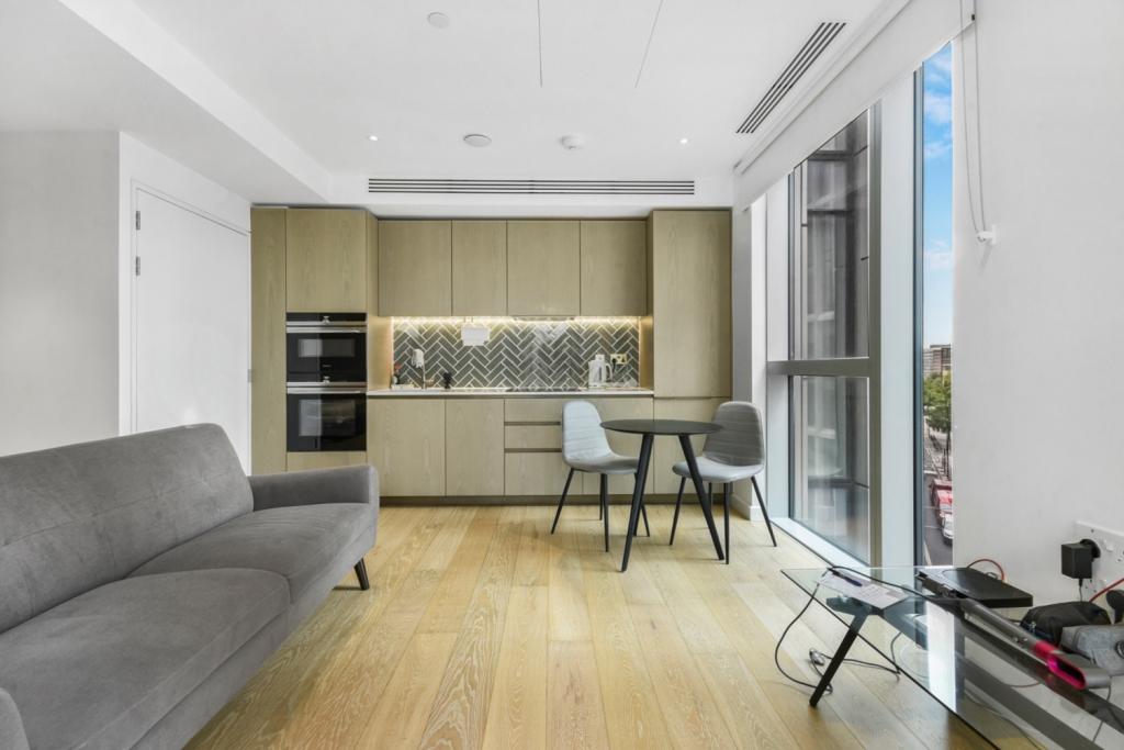 Luxury Studio Apartment with Private Balcony – City Road, Hoxton, London EC1V