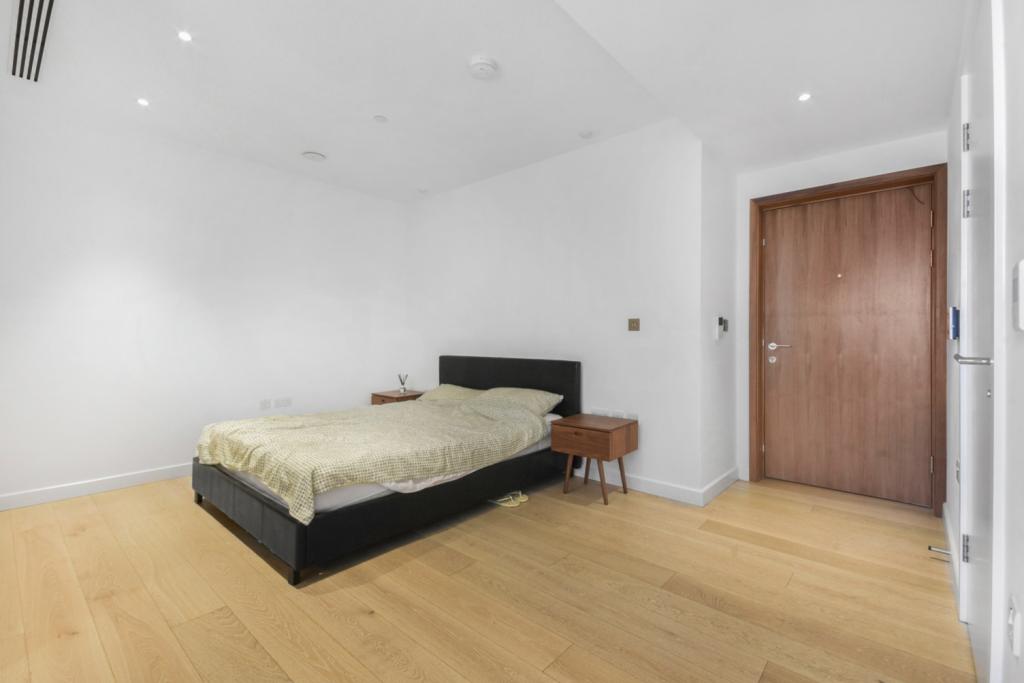 Luxury Studio Apartment with Private Balcony – City Road, Hoxton, London EC1V