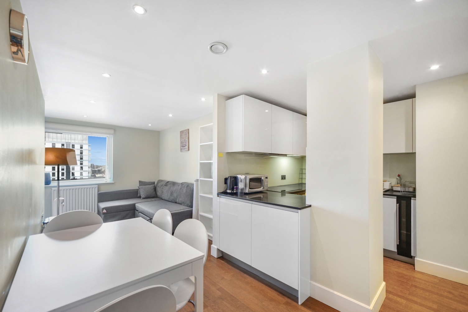 Luxury One-Bedroom Apartment – City Views – £2,600pcm – Whitechapel High Street, Aldgate, London, E1
